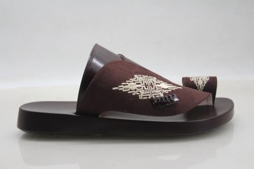 حذاء شرقي مطرز بني