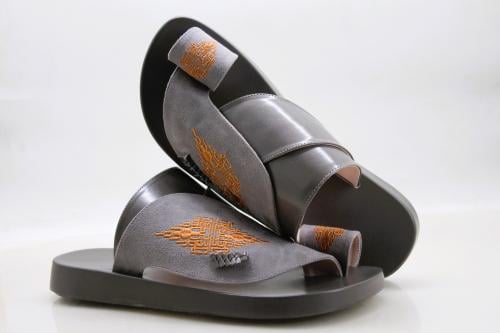 حذاء شرقي مطرز رصاصي