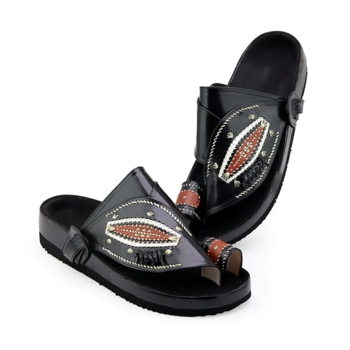 حذاء اسود لمعه تطريز يدوي