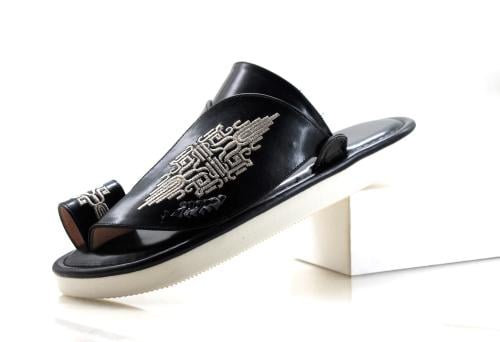 حذاء شرقي اسود مطرز