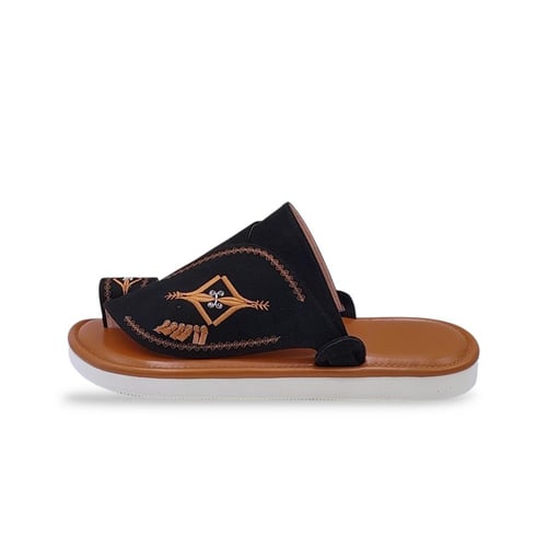 حذاء شرقي مطرز مخمل ارضيه عسلي