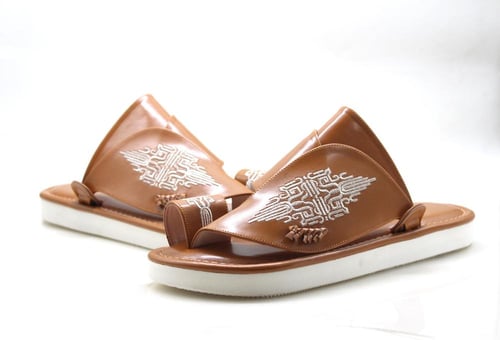 حذاء شرقي عسلي