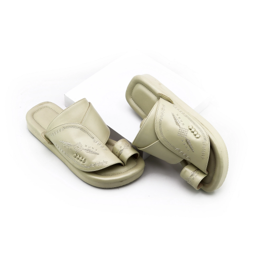 حذاء شرقي مطرز