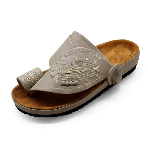 حذاء شرقي مطرز