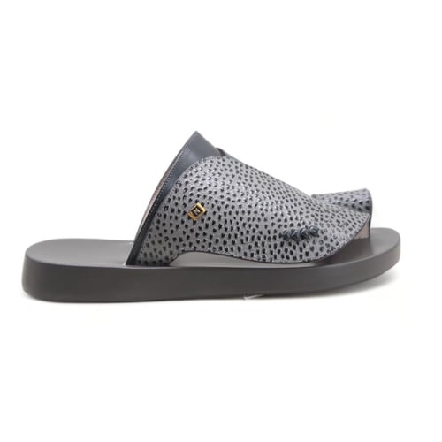 حذاء رصاصي نقش