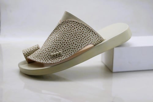 حذاء شرقي بيج نقش