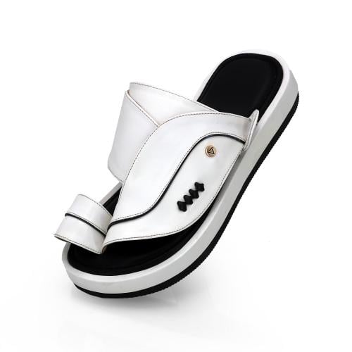 حذاء شرقي ابيض