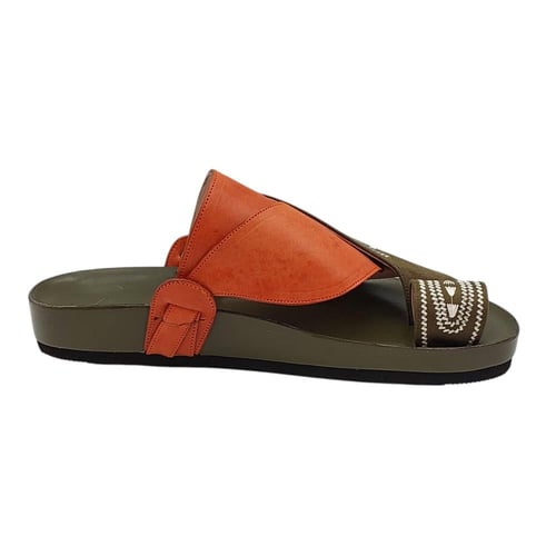 حذاء شرقي محفور مخمل مطرز زيتي غامق