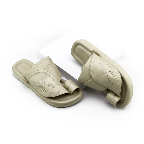 حذاء شرقي مطرز