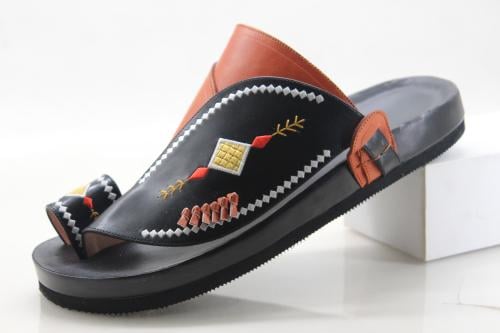 حذاء شرقي مطرز اسود