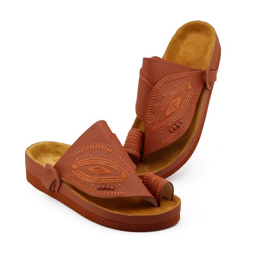 حذاء عسلي مطفي تطريز