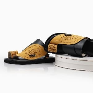 حذاء شرقي لون اسود اصفر.