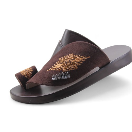 حذاء شرقي مطرز بني.