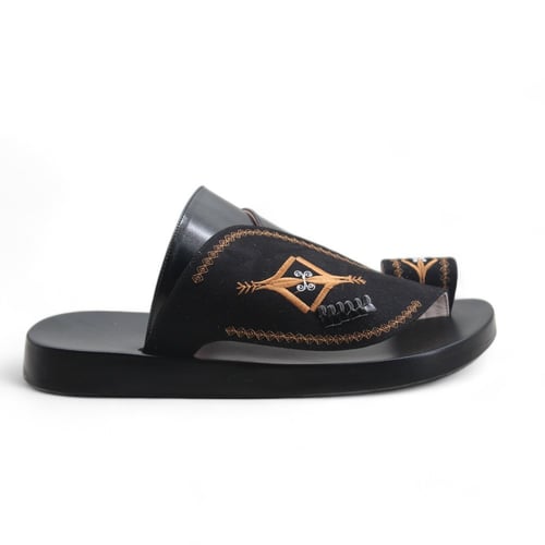 حذاء شرقي مطرز اسود.