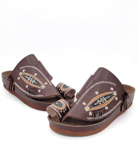 حذاء شرقي طبي مطرز بني