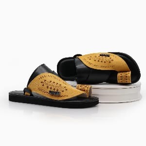 حذاء شرقي لون اسود اصفر.