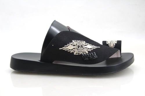 حذاء شرقي مطرز اسود