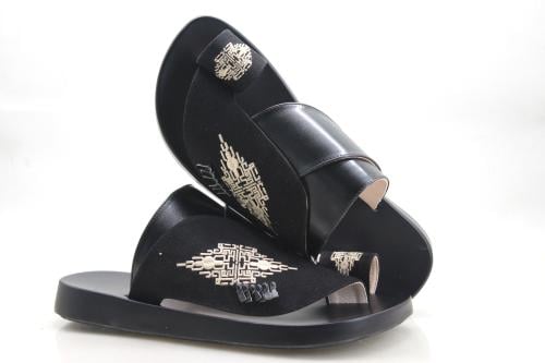 حذاء شرقي مطرز اسود