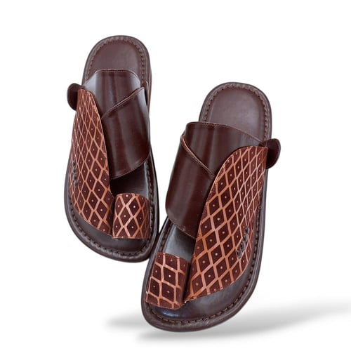 حذاء شرقي قماش بني.