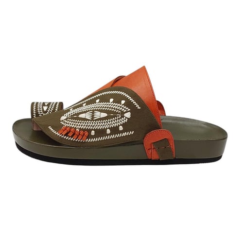 حذاء شرقي محفور مخمل مطرز زيتي غامق