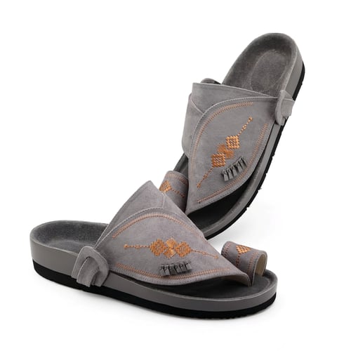 حذاء مخمل رصاصي