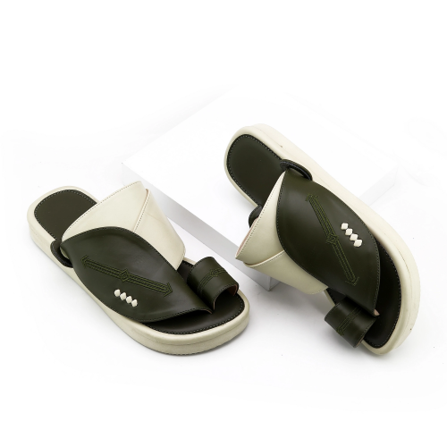 حذاء شرقي مطرز