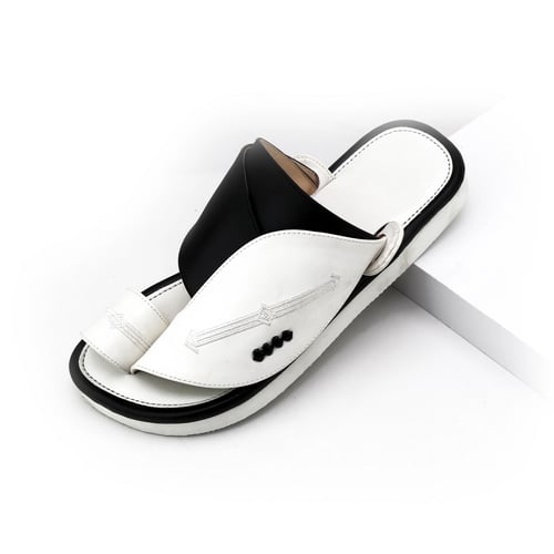 حذاء شرقي مطرز