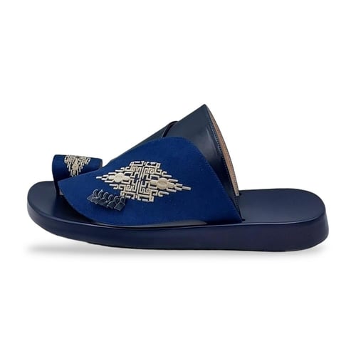 حذاء شرقي مخمل مطرز كحلي