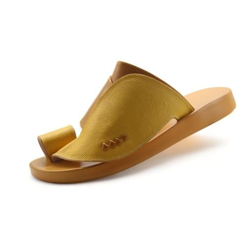 حذاء شرقي اصفر.