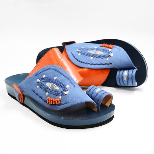 حذاء شرقي طبي مخمل سماوي مطرز