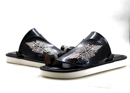 حذاء شرقي اسود مطرز