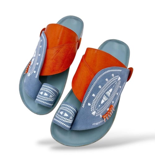 حذاء شرقي سماوي مطرز