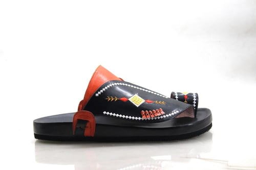 حذاء شرقي مطرز اسود