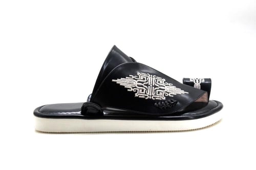 حذاء شرقي اسود مطرز