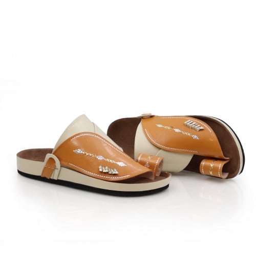 حذاء شرقي تطريز يدوي اصفر وبيج