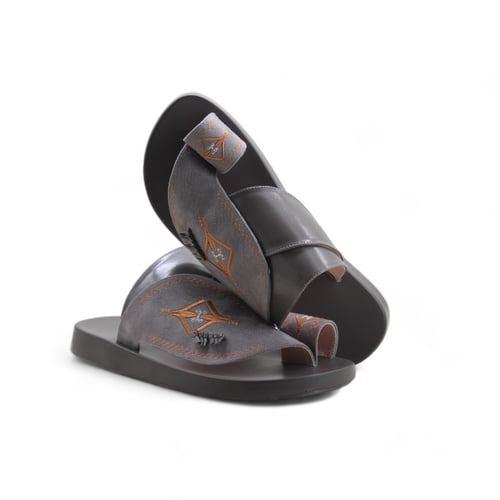 حذاء شرقي مطرز رصاصي.