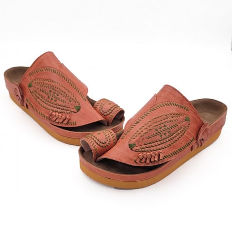 حذاء شرقي طبي مطرز قصيمي
