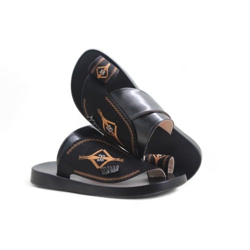 حذاء شرقي مطرز اسود.