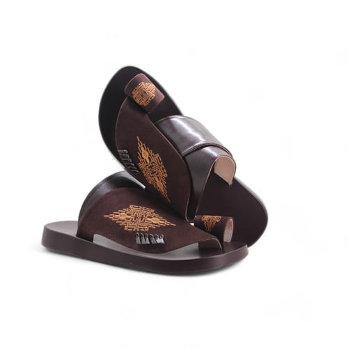 حذاء شرقي مطرز بني.