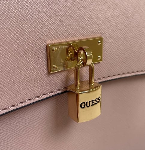 شنطه وردي Guess