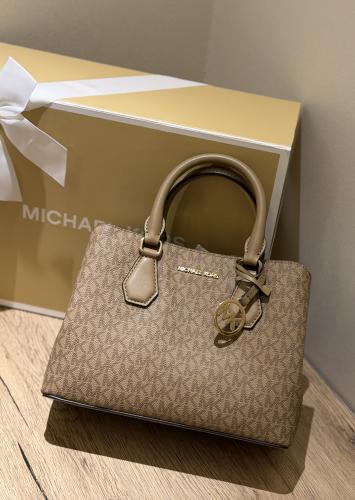 شنطه مايكل كورس