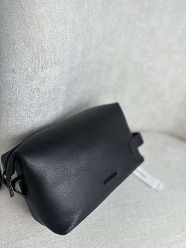 شنطه كالفن كلاين رجاليه