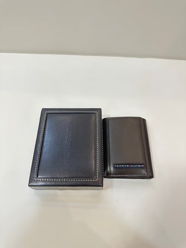 محفظه تومي هيلفجر