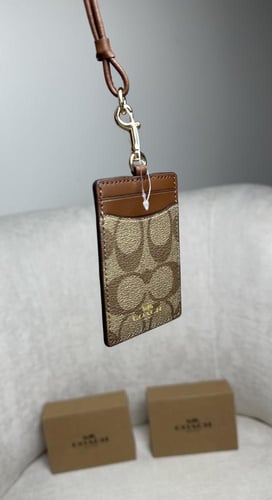 حامل بطاقات كوتش