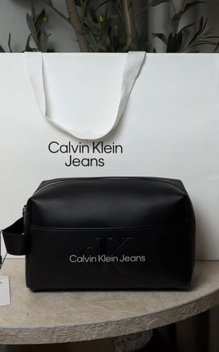 شنطه كالفن كلاين رجاليه