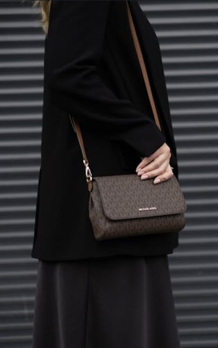 شنطه مايكل كورس بني