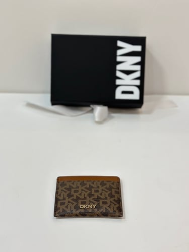 حامل بطاقات DKNY