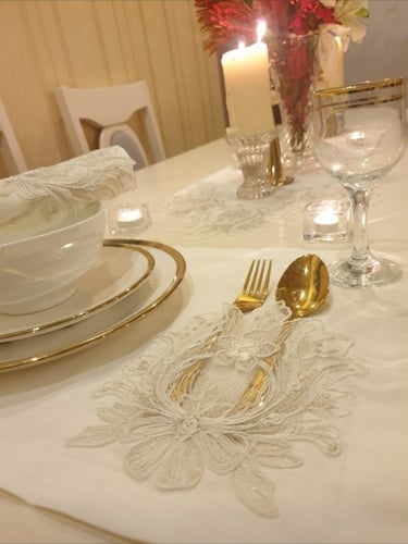 مفرش سكري بتطريز دانتيل لون ذهبي