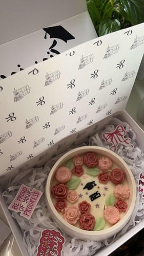 شمعة التخرج مع بوكس والطباعة على البوكس