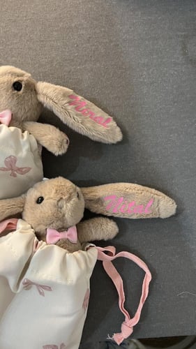 هدايا ميدالية الأرنب مع طباعة الاسم وحقيبة قماشية